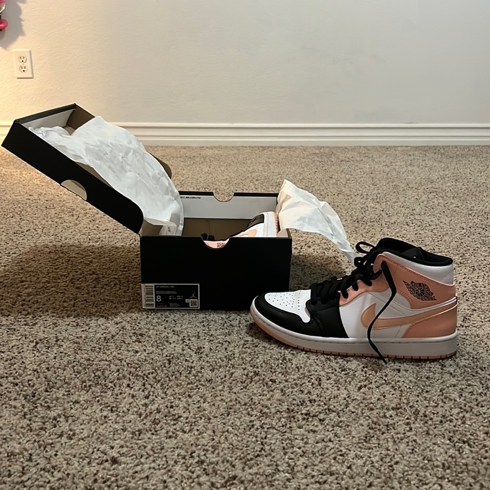 AIR JORDAN 1 MID MENS SIZE 8